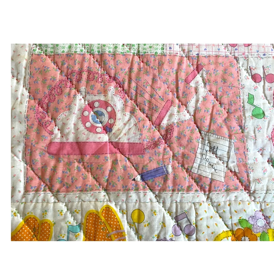 Edredón de bebé hecho a mano años 70 80 de colección 72x75” pastel retazos animales arco iris corazones Foto 3 de 4