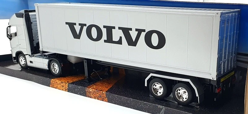 Welly 1/32 Scale 32691S-W - Volvo FH Truck - Silver - Image 2 of 4