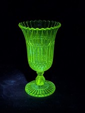 UV Reaktiv Klarglas Standfu&szlig; Urne Vase Herzst&uuml;ck gewellter Rand Diamant