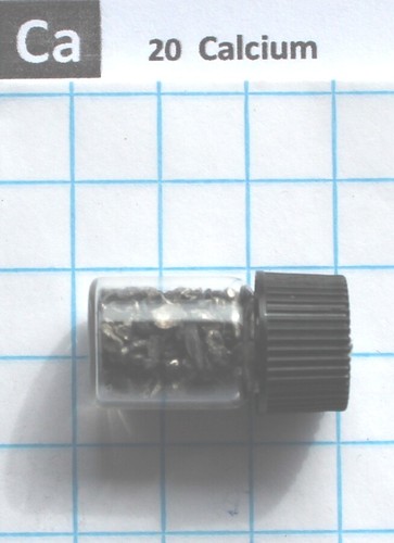 1 Gramm 99,9% Calcium Metallstücke im Glasfläschchen - Element 20 Probe - Bild 1 von 3