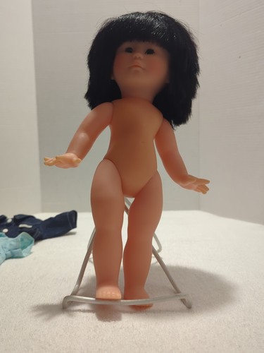 COROLLE DOLL ~ 14" bambola asiatica con vestiti ~ Corolle 88/9 M10 bambola bambino ~ usata in ottime condizioni - Foto 18 di 24
