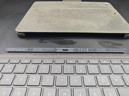 Logitech Combo Touch Trackpad For iPad 7th 8th 9th Generation YU0040 UK Keyboard - Picture 6 of 11