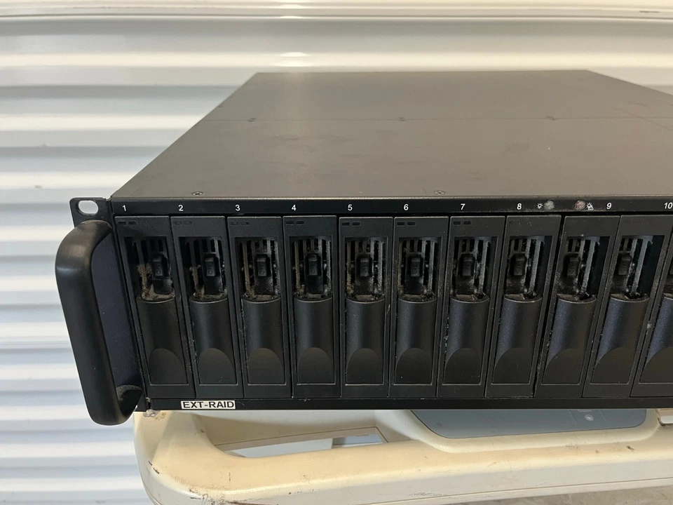 Sistema de almacenamiento SAS de fibra Proavio UltraStor RS16 FS (3U, 32 TB) Foto 3 de 4