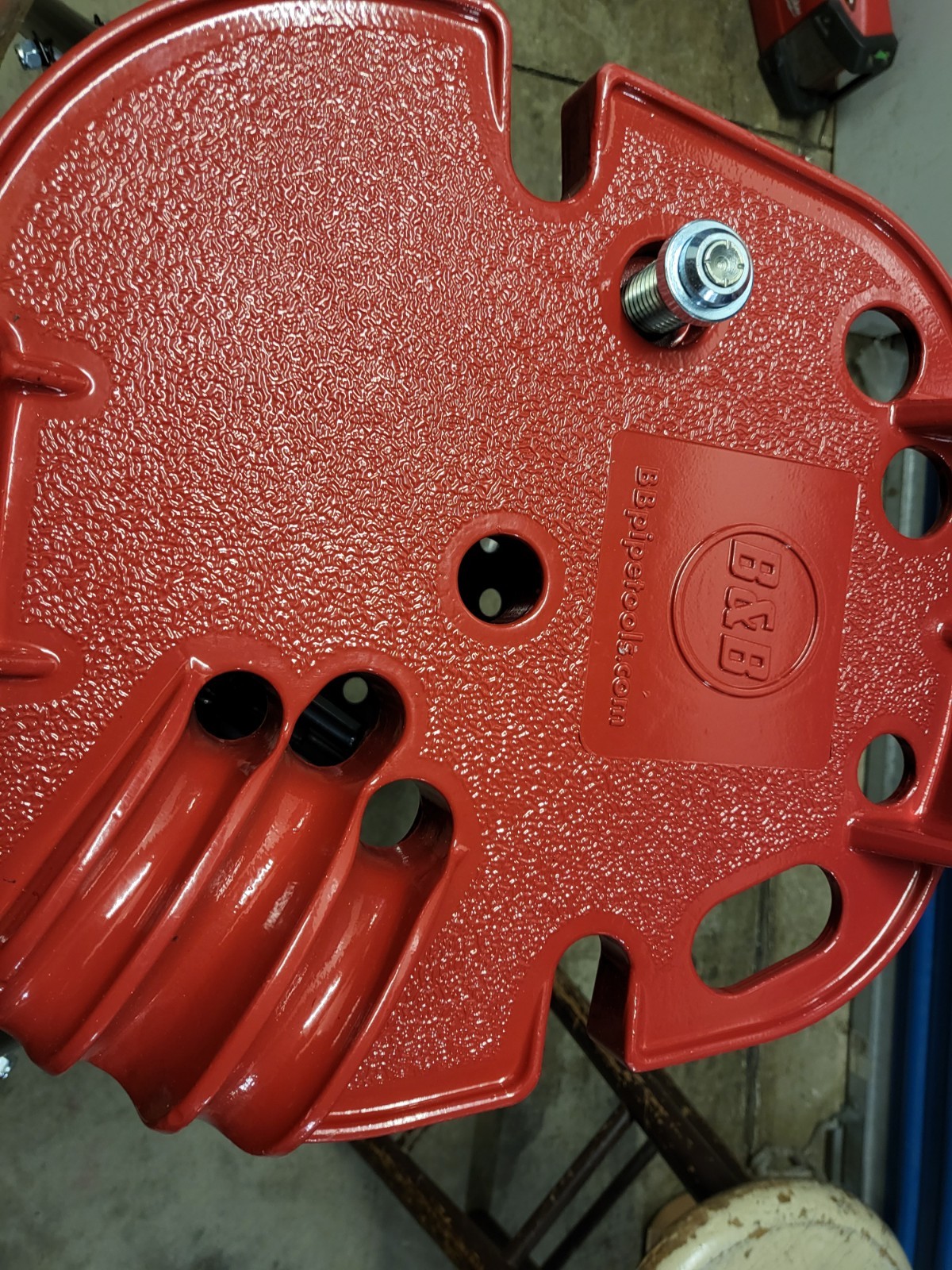 B&B 6100 Tri-stand Chain Vise 1/8 inch to 6 inch Pipe Capacity 