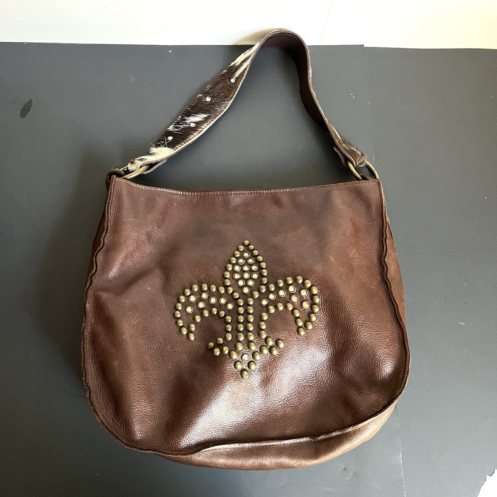 PONY Borsa a tracolla Two Bar West Mcfadin in pelle impreziosita con borchie incrociate bordo a cavallo