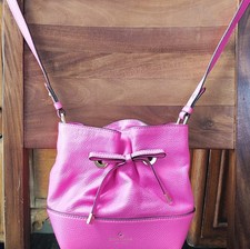 Borsa a secchiello Kate Spade New York rosa brillante ciottoli fiocco oro ferramenta coulisse