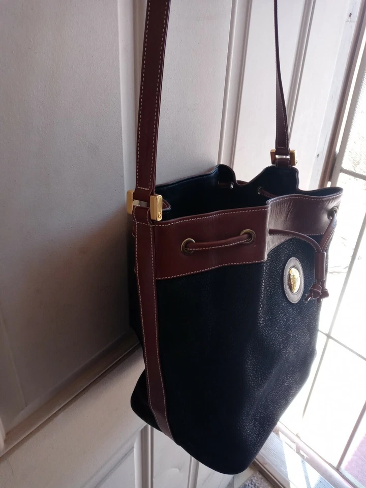 Bolso Bucket Bruno Magli Gamuza Cuero 2 Tonos COMO NUEVO Como Nuevo Foto 3 de 4