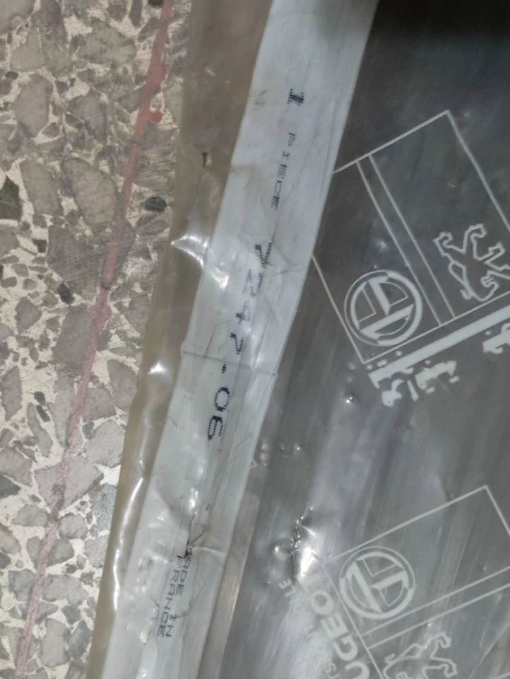 Moldura parachoques trasero original peugeot 405 7247.06 Foto 3 de 3