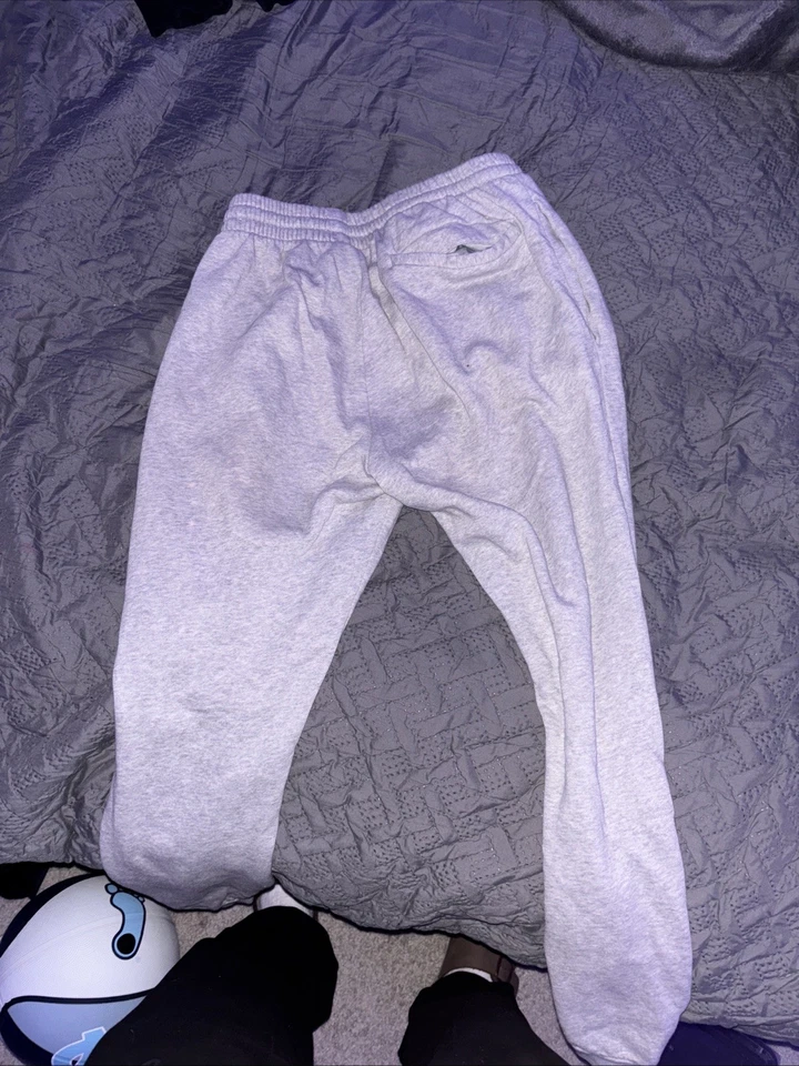 Pantalones deportivos Adidas grises talla M Foto 2 de 3