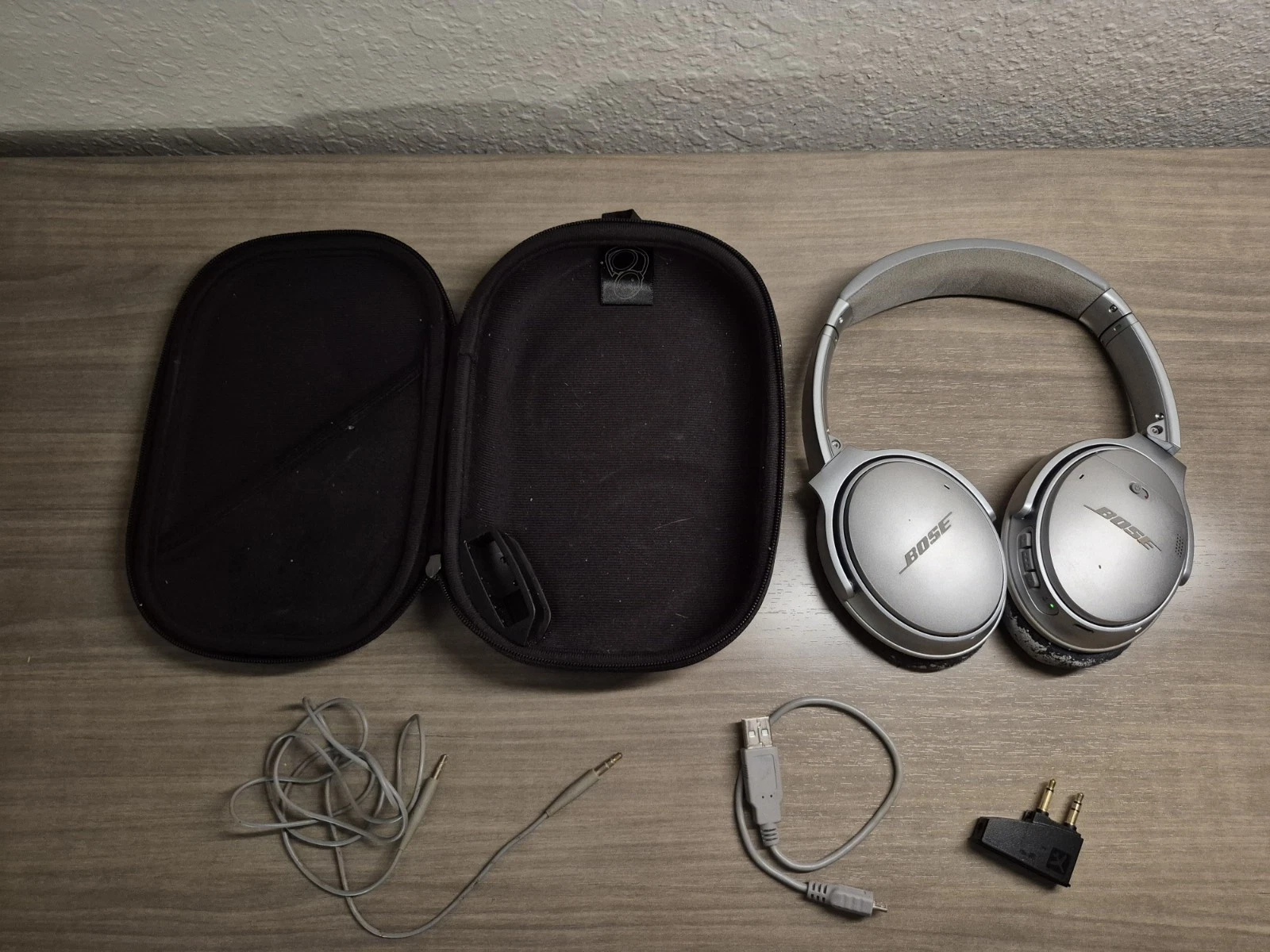 Bose QuietComfort QC 35 Noise Cancelling Wireless Headphones w Case Accessories