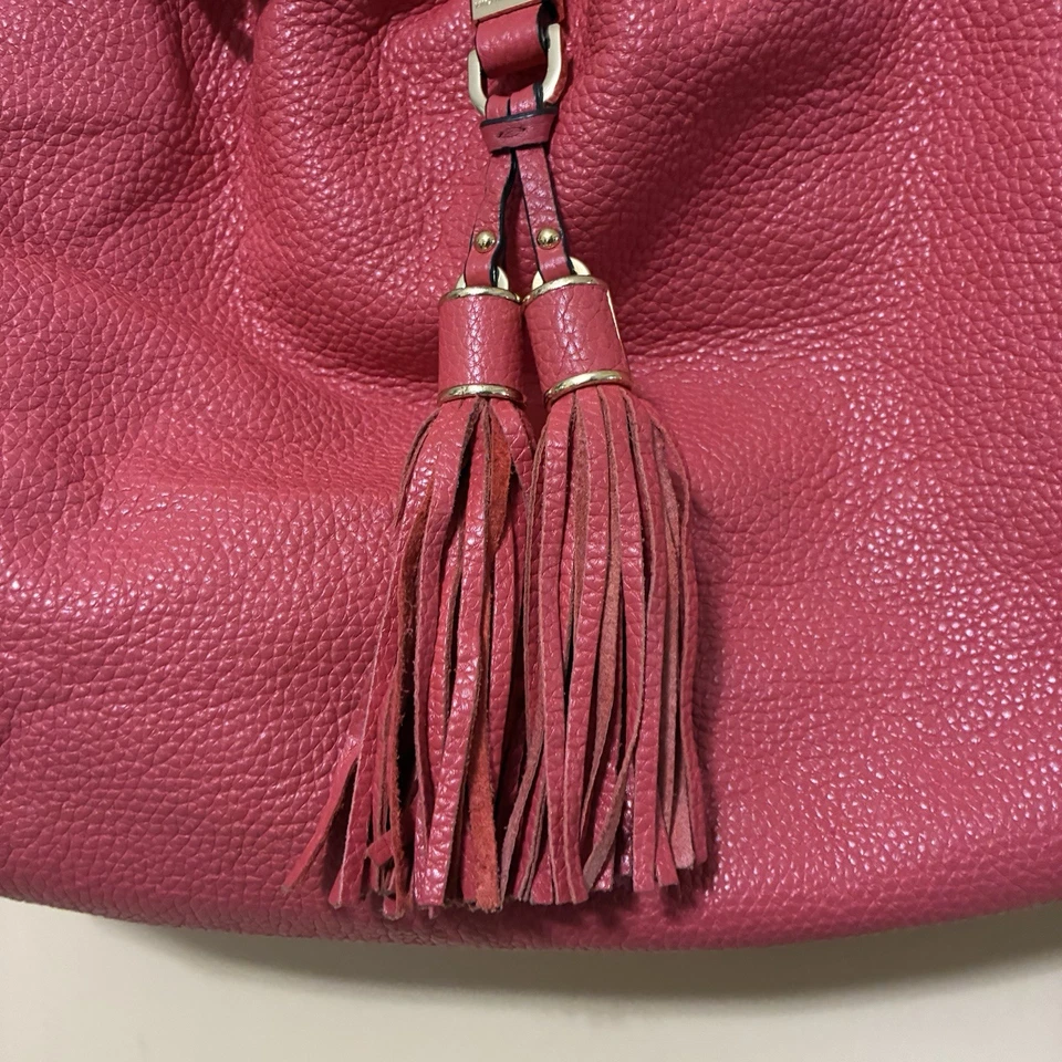 Bolsa de ombro Michael Kors Camden grande couro borla rosa - Imagem 2 de 4