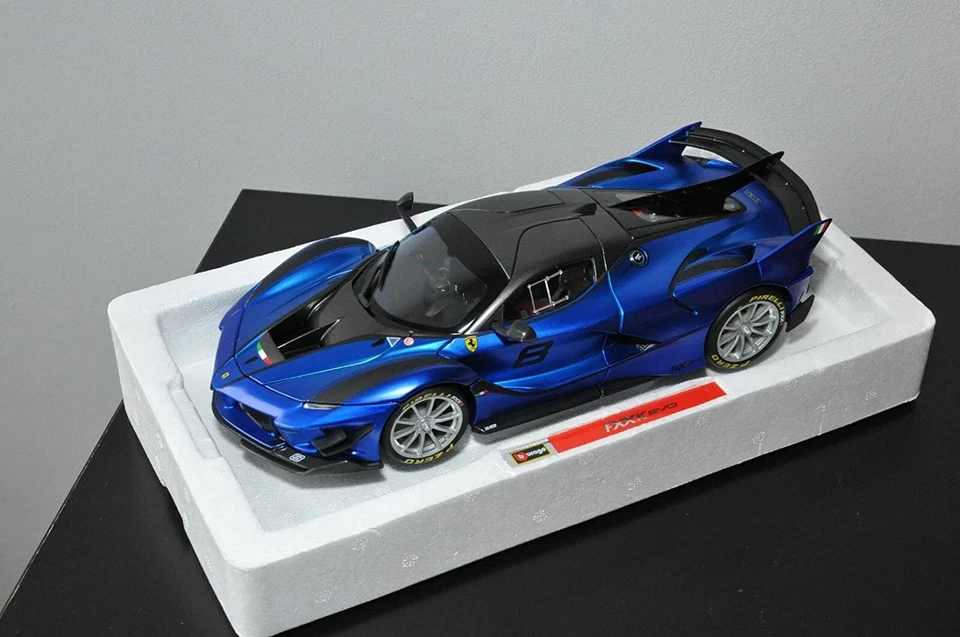 Tomica Presents Burago Signature Series 1/18 FXX-K EVO Color Especial Japón Foto 2 de 4