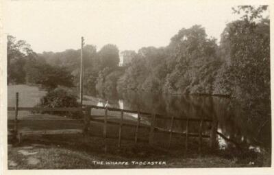 ECHTFOTO-POSTKARTE THE WHARFE TADCASTER (BEI WETHERBY) WEST YORKSHIRE, BRAMLEY