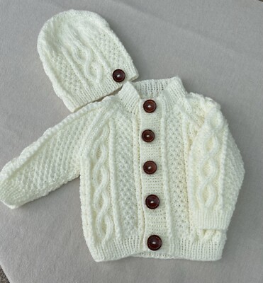 Babys handgestrickte Strickjacke mit Aran-Muster und Mütze, DK 0/3 Monate ca.