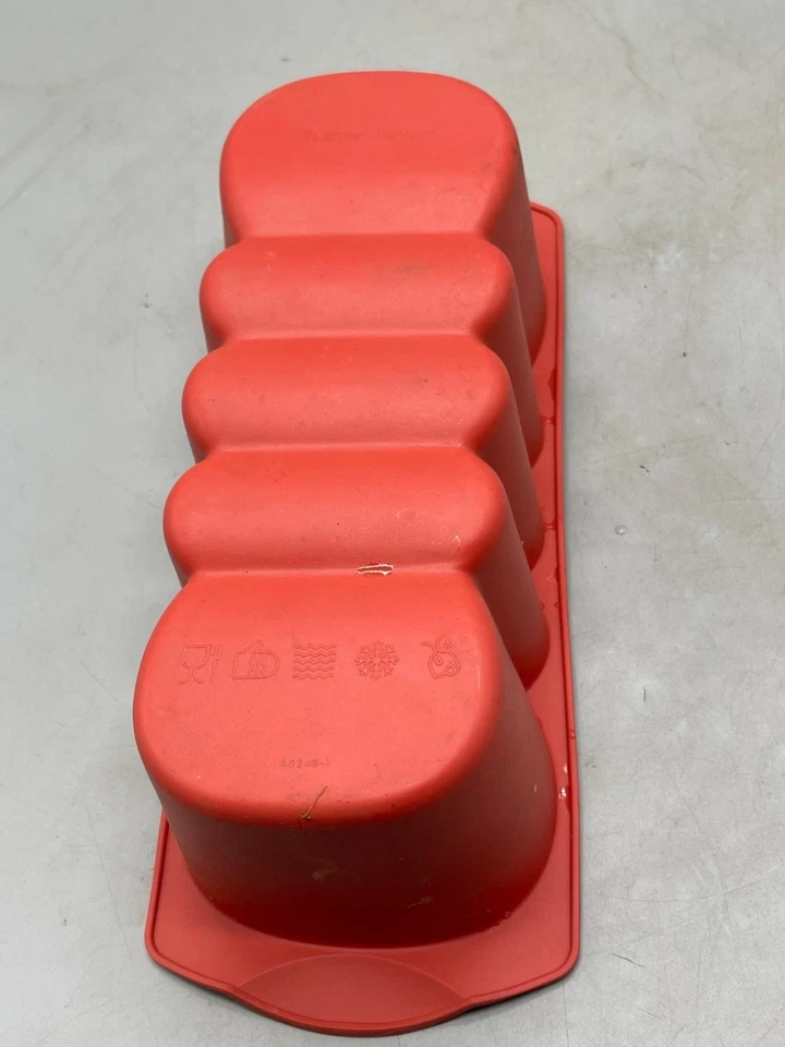Tupperware 4524B-1 pan para hornear con forma de silicona roja 11,5x3x 4,5" LEER Foto 2 de 4