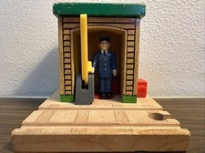 2001 Thomas And Friends Wooden Railway Conductor Shed 5