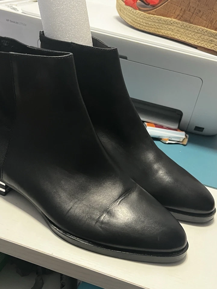 DKNY Women’s Black Leather Pointed Toe Zip Ankle Boots Booties Size 8 - Image 4 of 4