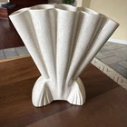 Beautiful Vintage White Speckled Red Wing 721 Gladiolus Fan Vase MCM