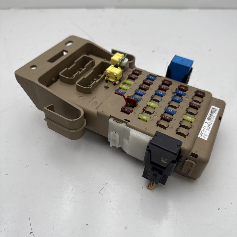 Módulo de unión de relé de fusible Subaru Outback/Legacy 2012 82201aj00a fabricante de equipos originales B4 Foto 2 de 4