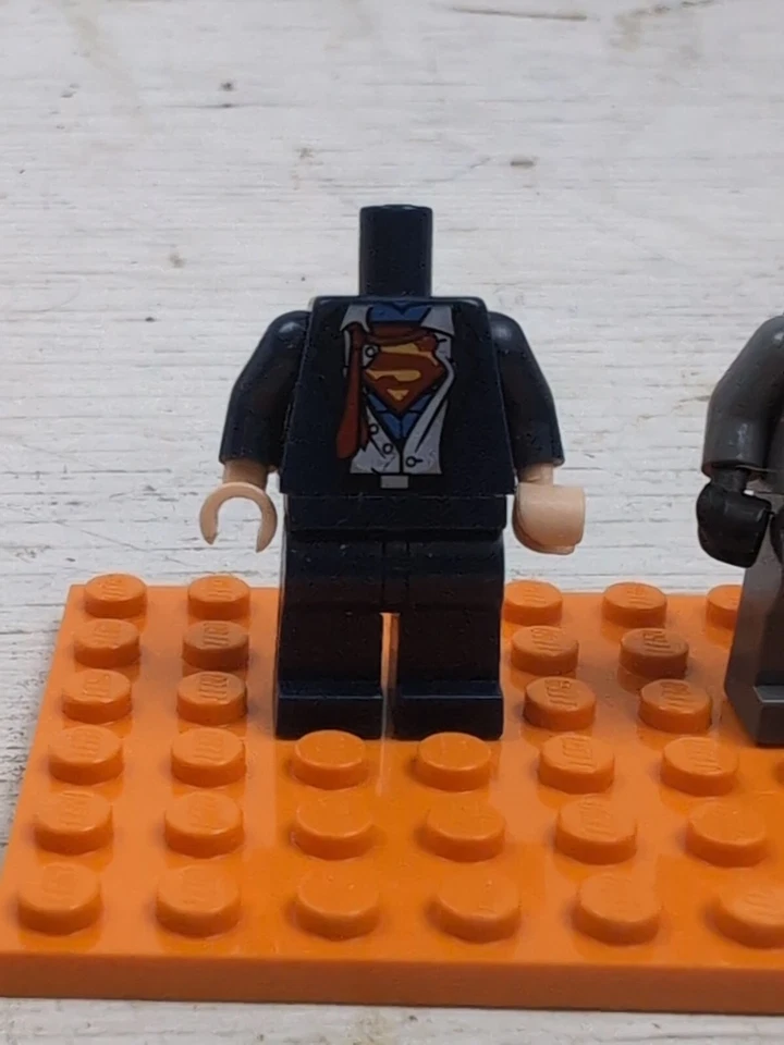 Lego Clark Kent Superman Minifigure - Missing Head - SH0083 - 2013 - With Batman - Image 2 of 4