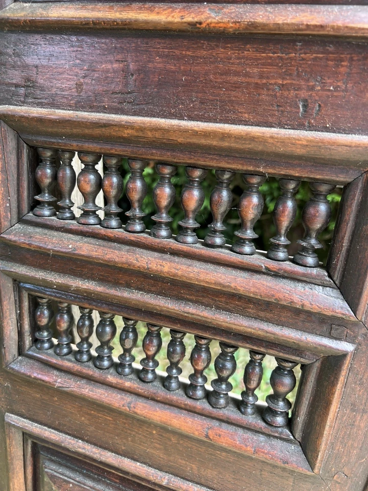 Paire de portes d’armoire anciennes en bois sculpté et tourné, décorative - Photo 4/4