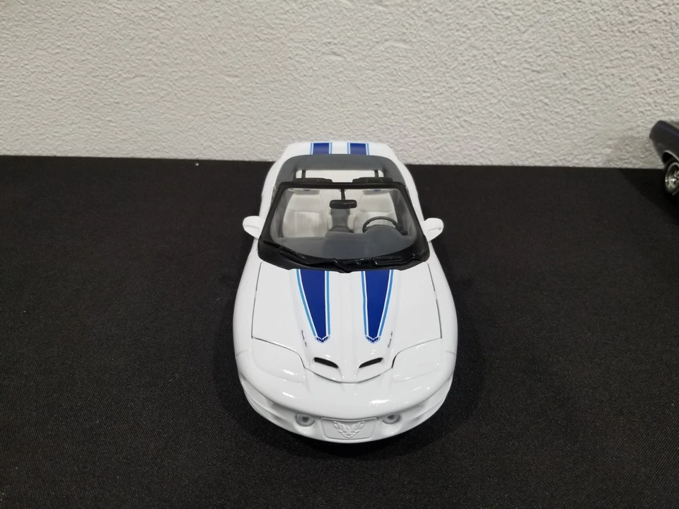 Pontiac Firebird 1999 transmisión automática 30 aniversario 1:18 diecast car firma de carretera  Foto 4 de 4