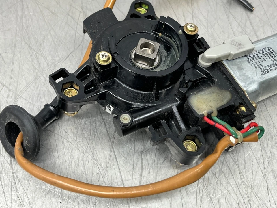 Motor de ventana de cuarto trasero Lexus SC430 2003 - conductor izquierdo - 85719-24050 - 92 k Foto 3 de 4