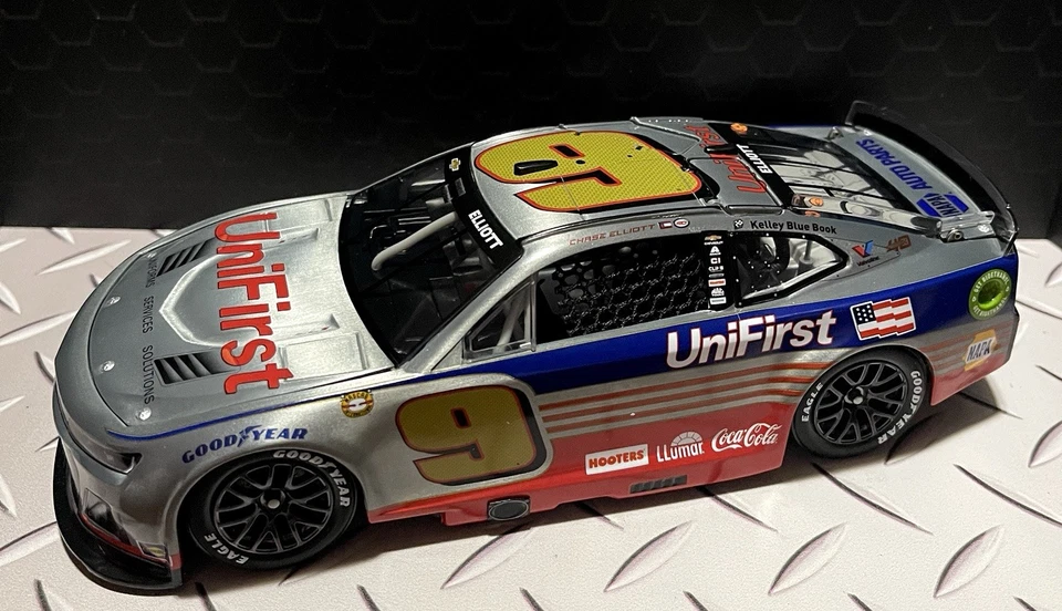 Chase Elliott 2024 RAW Unifirst Throwback Elite 1/24 Diecast Foto 2 de 4
