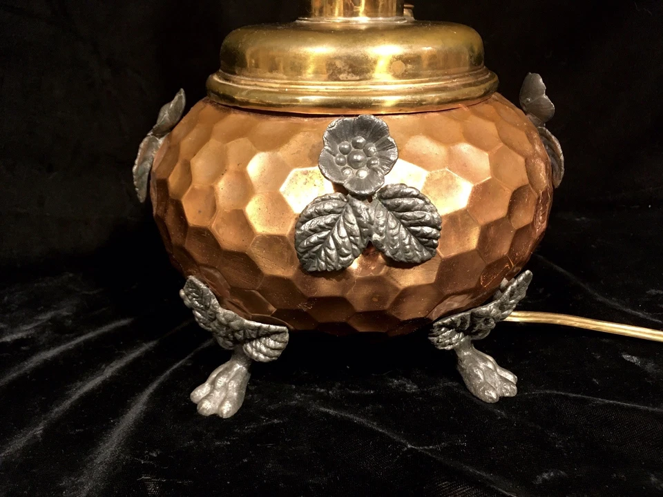 Lámpara de mesa antigua de queroseno al aceite electrificado floral cobre movimiento estético Foto 4 de 4