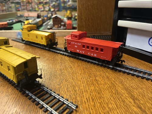3 VAGONI TRENO RR CABOOSE SCALA HO -2 UNION PACIFIC E 1 VIA AUTO CABOOSES - Foto 7 di 14