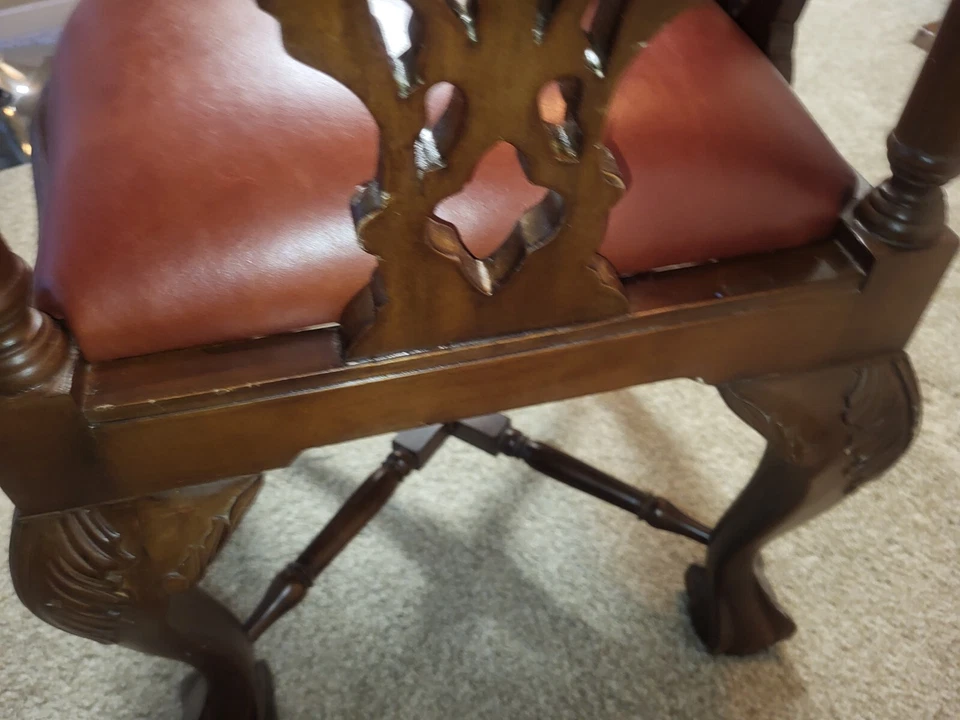 Silla de esquina Chippendale con pie de bola y garra - caoba tallada - tapicería de cuero Foto 4 de 4
