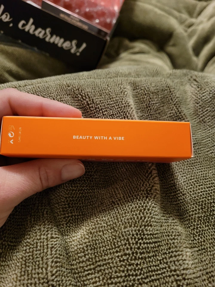 Bálsamo labial hidratante Luna Magic Beauty exuberante y de felpa Foto 3 de 4