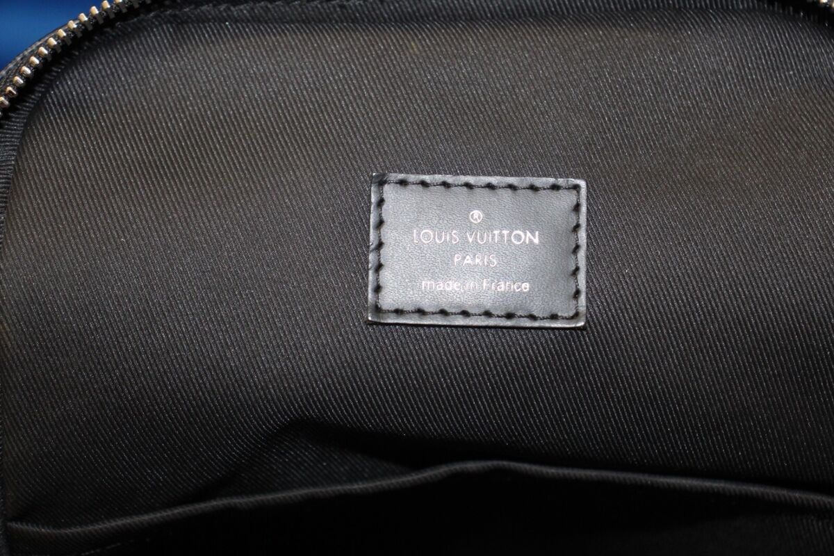 LOUIS VUITTON Damier Graphite Avenue Sling Backpack (MB0270 LOUIS VUITTON Damier Graphite Avenue Sling Backpack (MB0270