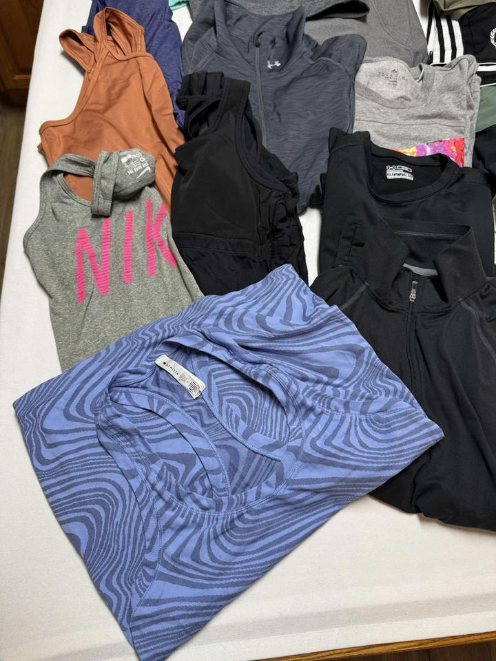 Mujer Atlético Lote de 30 Pantalones Cortos Medianos Legging Tank Nike Under Armor Adidas etc Foto 3 de 4