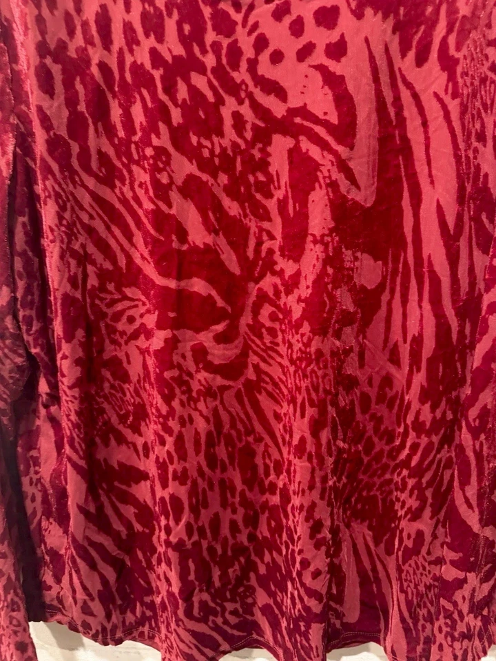 Simply Vera Wang Size XXL Red Velvet Burnout Top Long Sleeve Fairy Whimsigoth - Image 2 of 4