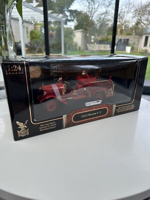 Road Signature 1923 Maxim C-2 Vintage Fire Truck Diecast Model 1-24 Large Scale.