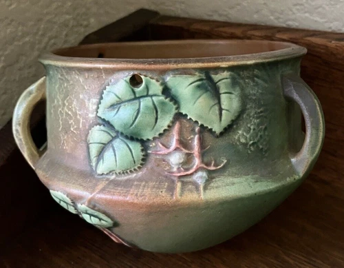 ROSEVILLE POTTERY FUCHSIA HANDLED HANGING POT #359-5 (1938) W/ORIG LABEL-GREEN
