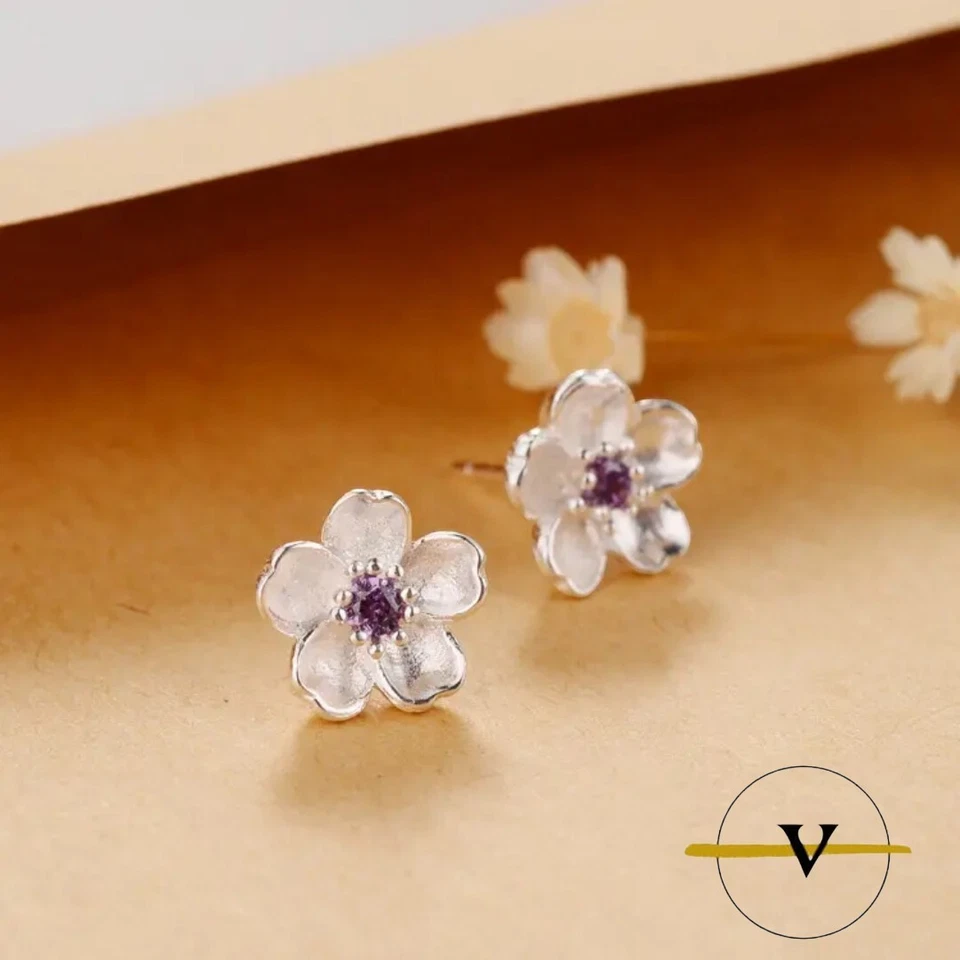 ORECCHINI DONNA A FIORE CON ZIRCONE VIOLA DI 1 CM IN ARGENTO 925 RODIATO - Immagine 3 di 4