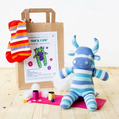 SOCK CREATURES Kit artesanal calcetín vaca | Kit de costura | Kit de artesanía para niños | Zoom fiesta | manualidades