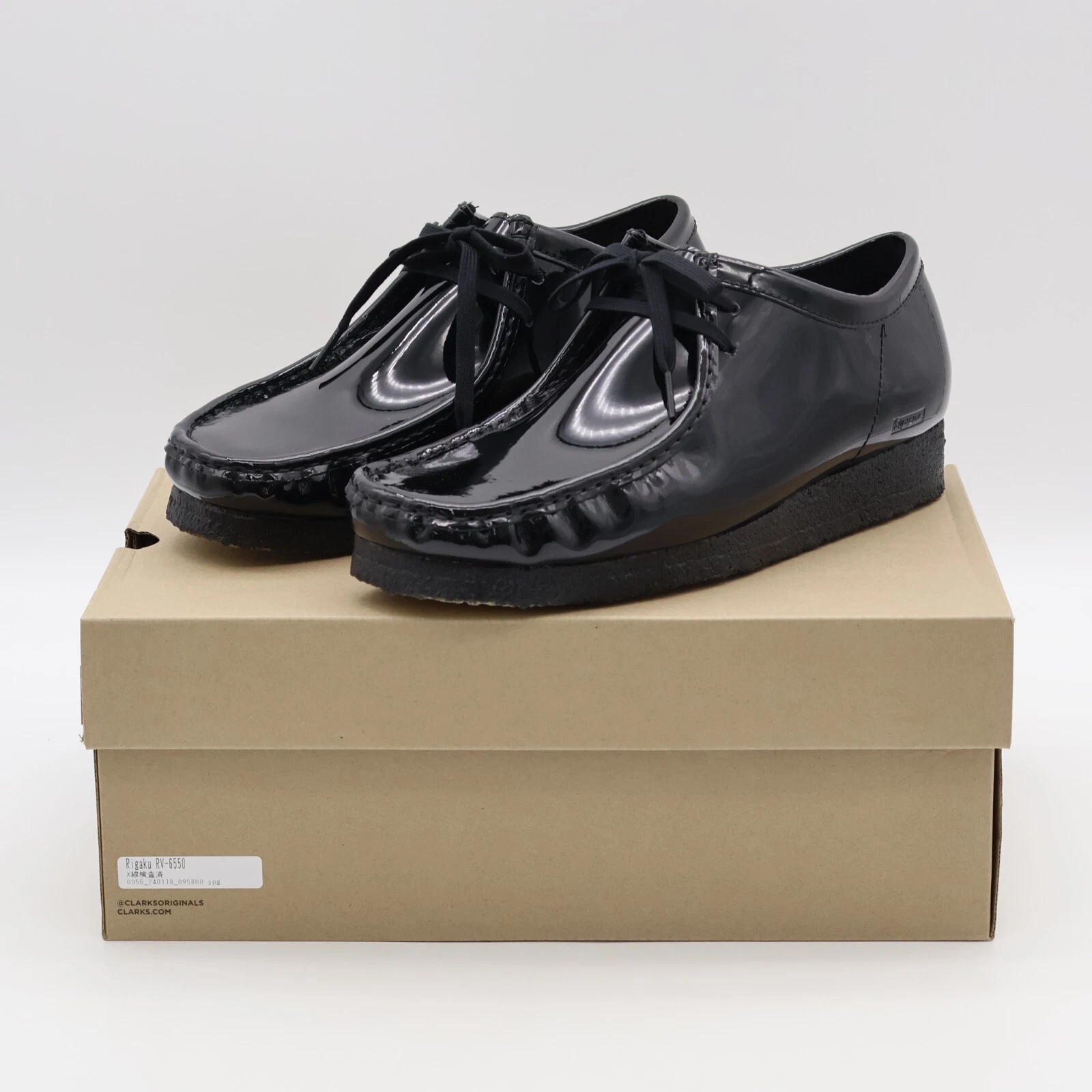 26176856 Supreme Clarks cuir verni wallabee noir (hommes)