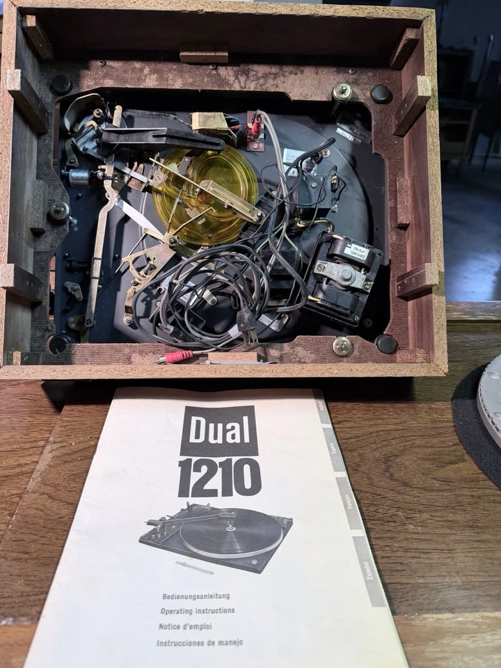 Tocadiscos Dual 1210 no funciona gira bien. Tiene alimentación no se enciende tiene manual Foto 4 de 4