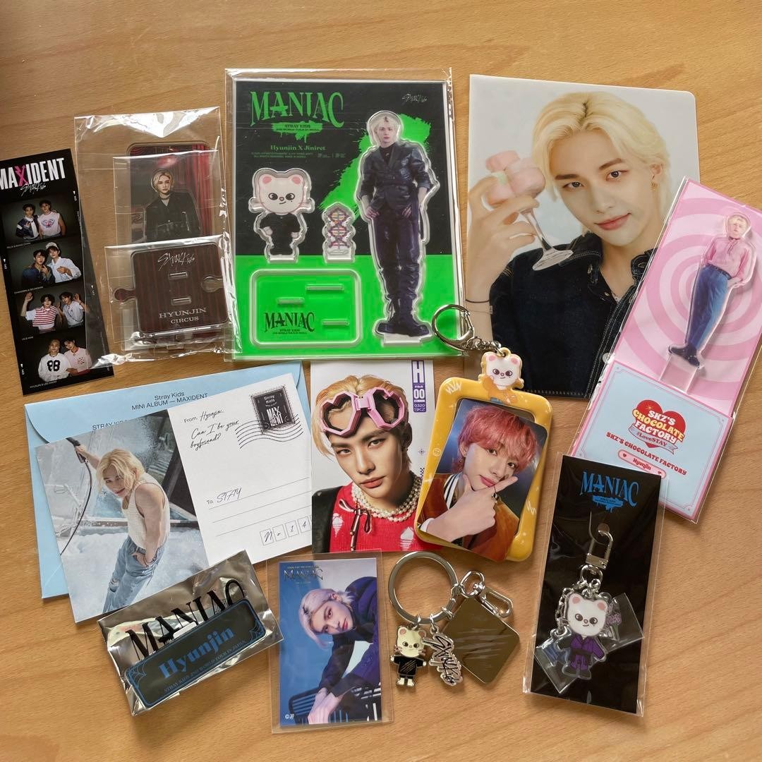 Stray Kids Hyunjin Goods Bundle 4 Acrylic Stands Keychain CD Trading Card