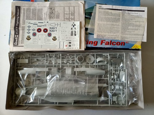 Revell No. 4738 1/32 F-16N - Afbeelding 2 van 2