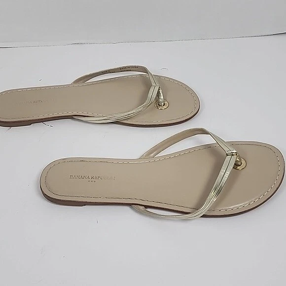 Sandalias planas de tanga Banana Republic doradas para mujer talla 9 Foto 3 de 4