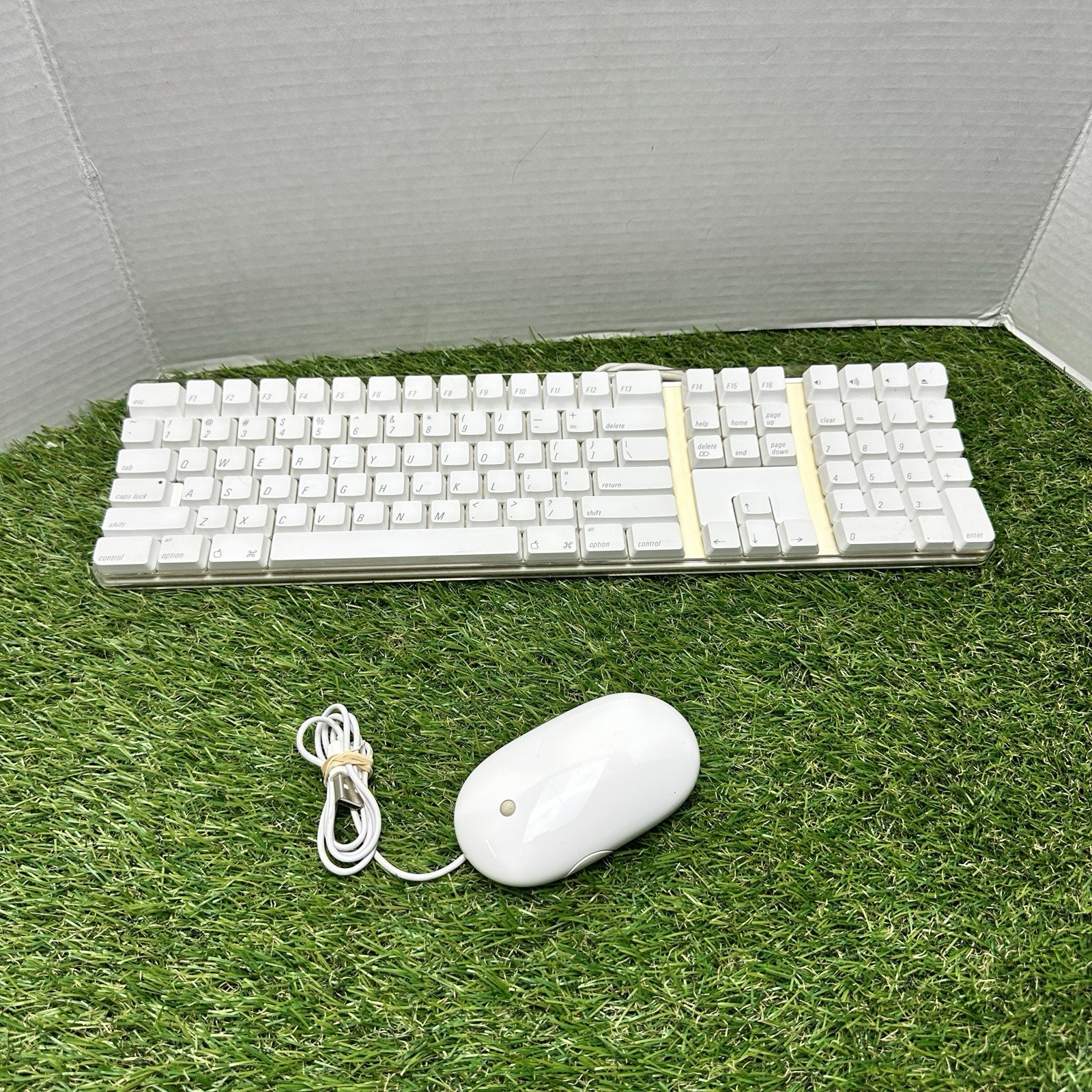 Apple A1048 USB Wired Mac Keyboard With 2 USB Ports W/A1152 Wired Mouse