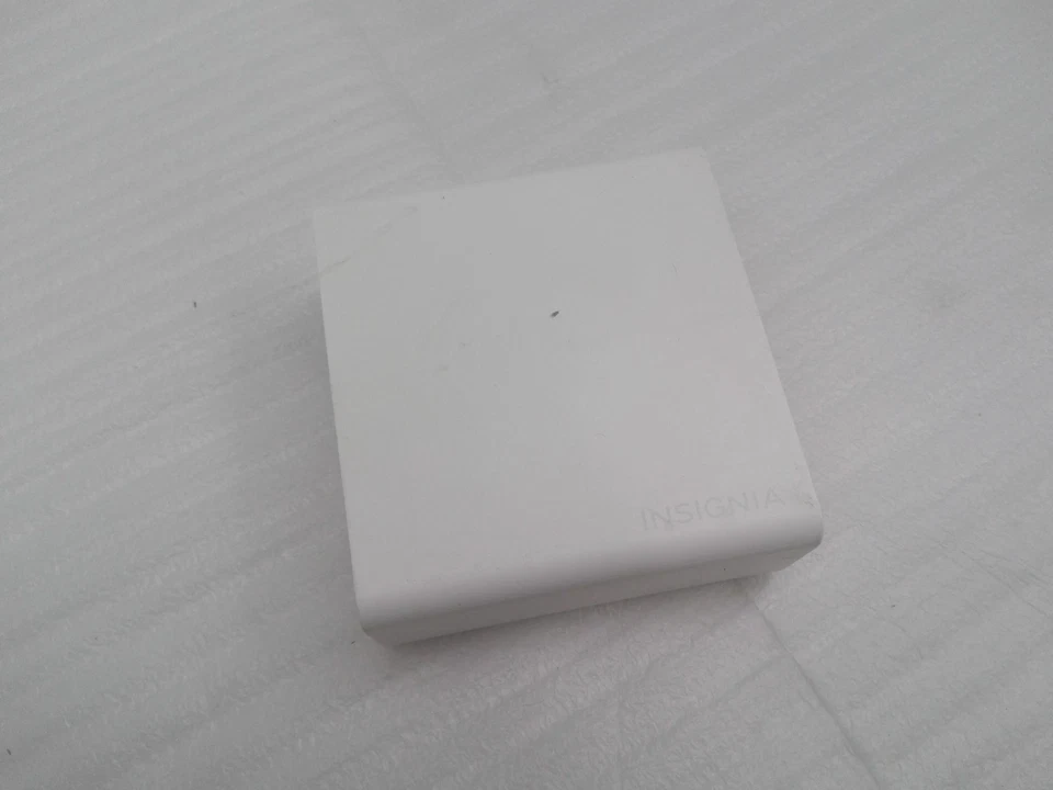 Insignia 140W Dual Port USB-C Wall Charger for MacBook Pro 16...NS-PW3X4C2W22B - Image 4 of 4