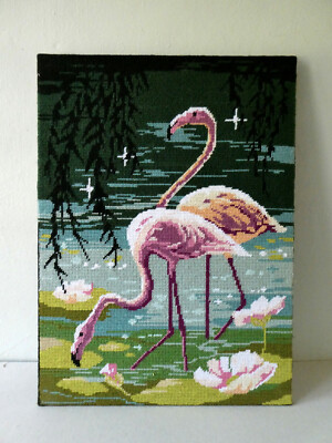 paysage avec coucher de soleil, couple de flamants roses, feuilles de palmier et mouettes