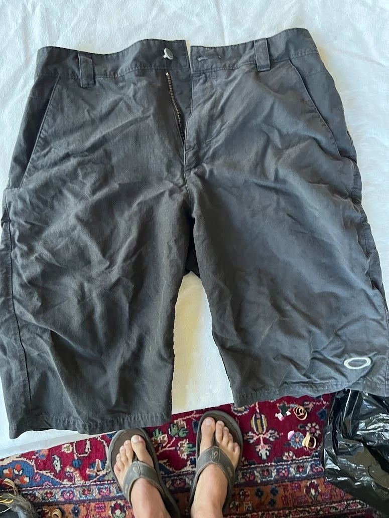 Vintage Oakley Men’s Size 34W Black Shorts Y2K Baggy