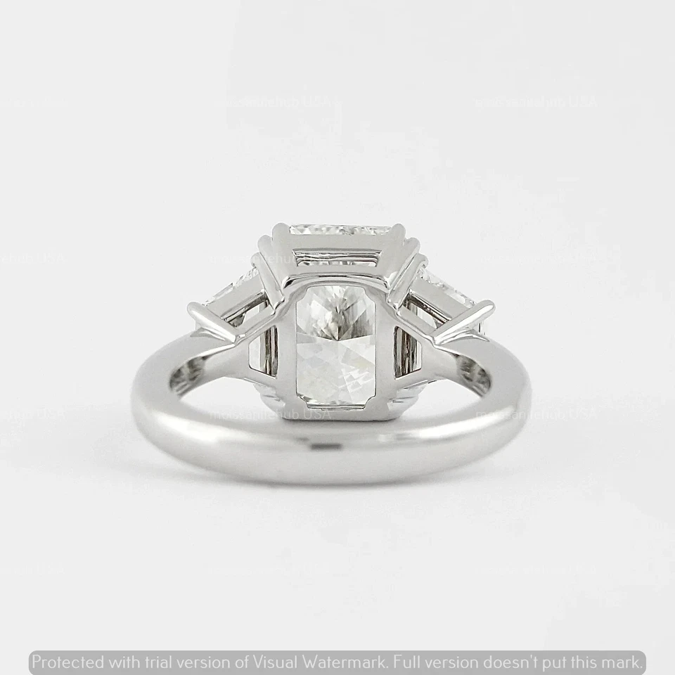 Anillo de compromiso de tres piedras de moissanita de corte radiante de 4 quilates para mujer de oro blanco de 14 quilates Foto 4 de 4