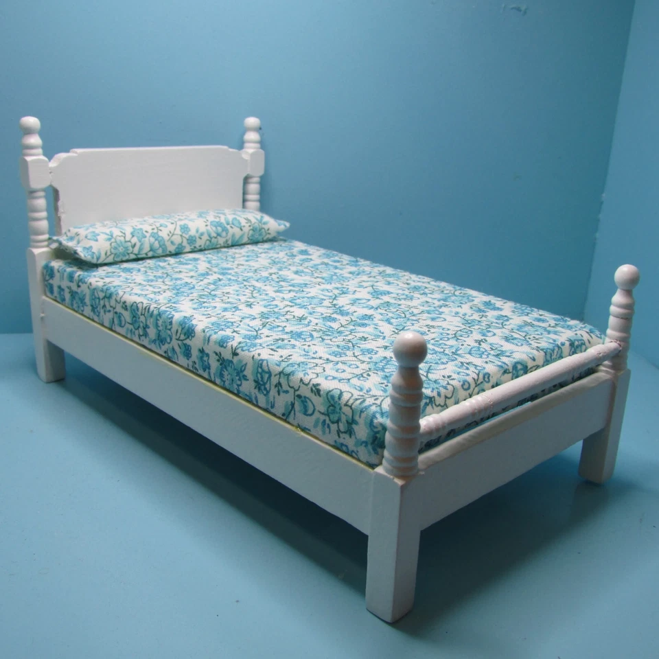 Juego de dormitorio miniatura de madera blanca para casa de muñecas con ropa de cama de tela floral azul 05082 Foto 4 de 4